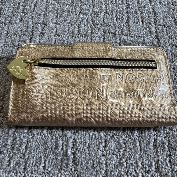 Betsey Johnson "Celly" Wallet Embossed logo gold - Picture 2 of 8